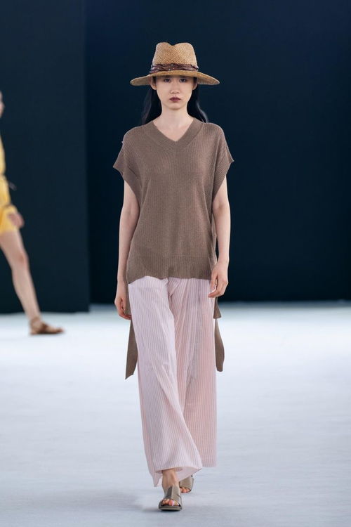 Lorena Antoniazzi 2024春夏系列發(fā)布秀 流動(dòng)的詩(shī)意與結(jié)構(gòu)之美